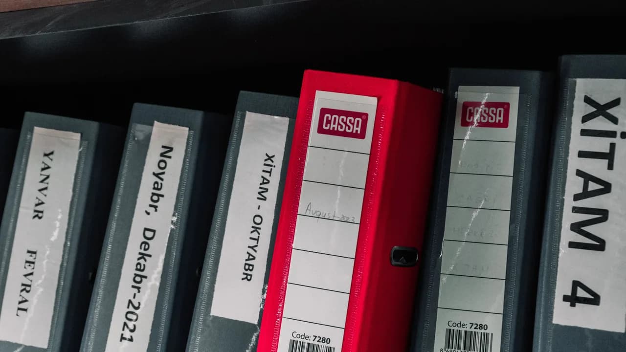 Mappen en een laptop op een kantoorbureau