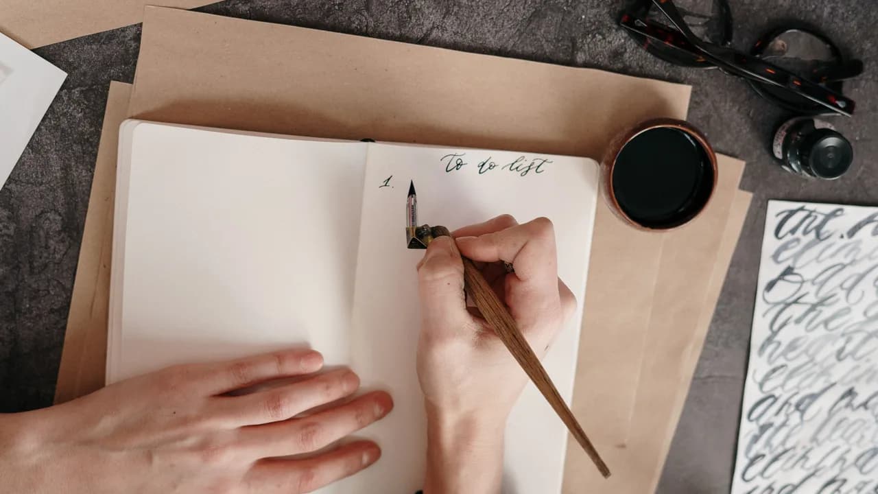 Een to-dolijst van bovenaf gefotografeerd