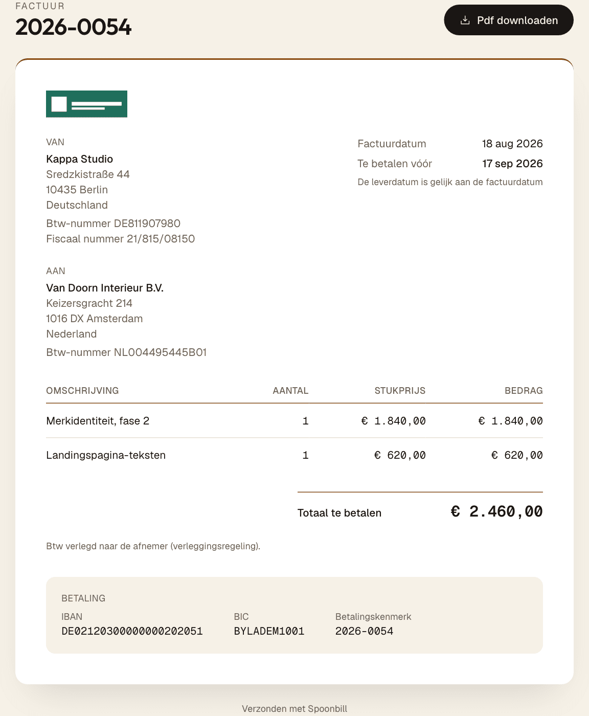 Een factuur zoals een Nederlandse zakelijke klant hem ontvangt — regels, btw verlegd, btw-nummers en IBAN